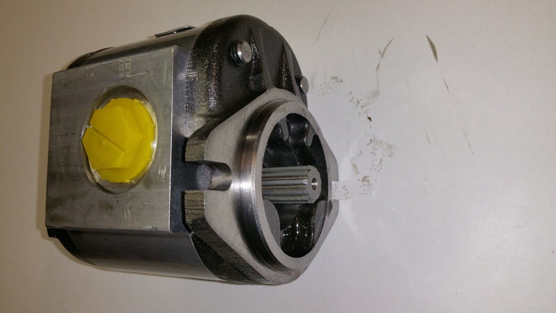 Load image into Gallery viewer, 6673911 New Hydraulic Gear Pump Bobcat T200, 863, 863 (G), 864, 873, 873 (G)
