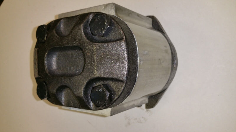 Load image into Gallery viewer, 6673911 New Hydraulic Gear Pump Bobcat T200, 863, 863 (G), 864, 873, 873 (G)
