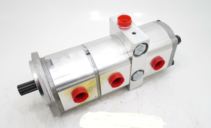 Load image into Gallery viewer, HYDRAULIC PUMP FOR BOBCAT MINI EXCAVATOR 6676970 6676971  X328, X331, X334.
