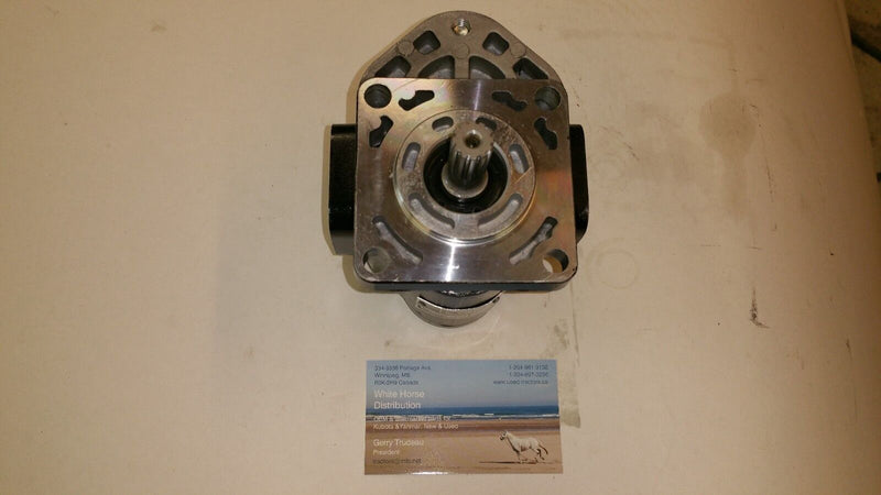Load image into Gallery viewer, Rear Hydraulic Pump Fits JD AM877525 for Models 870, 970, 1070
