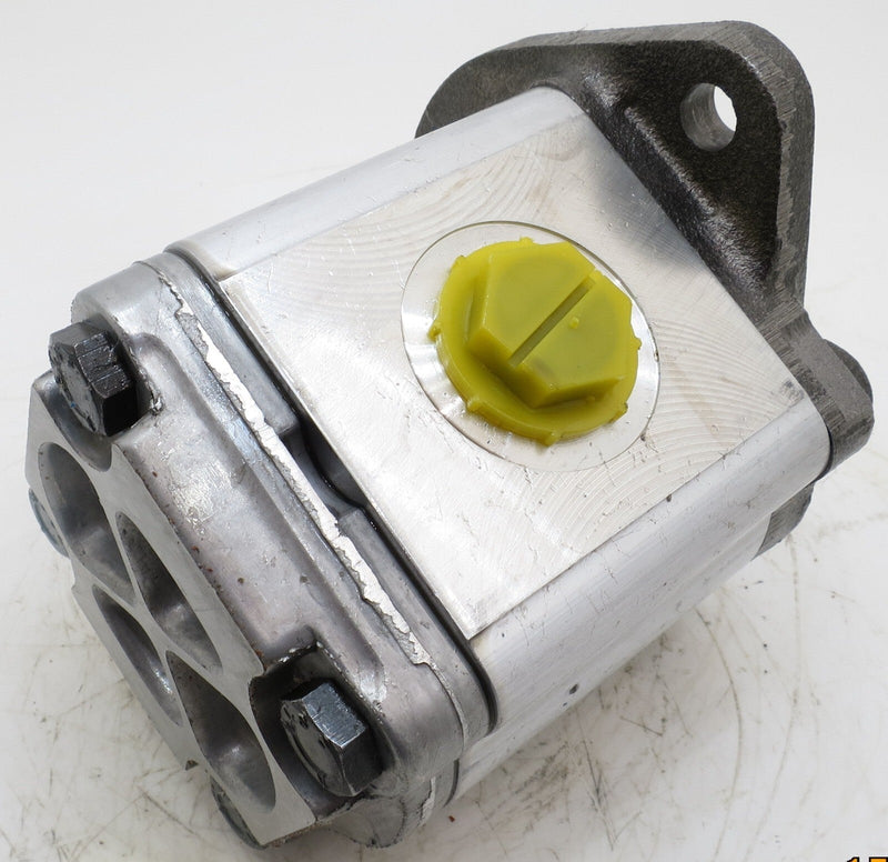 Load image into Gallery viewer, New Hydraulic Pump made to fit 753 Bobcat With 5/8" 9 Tooth Shaft
