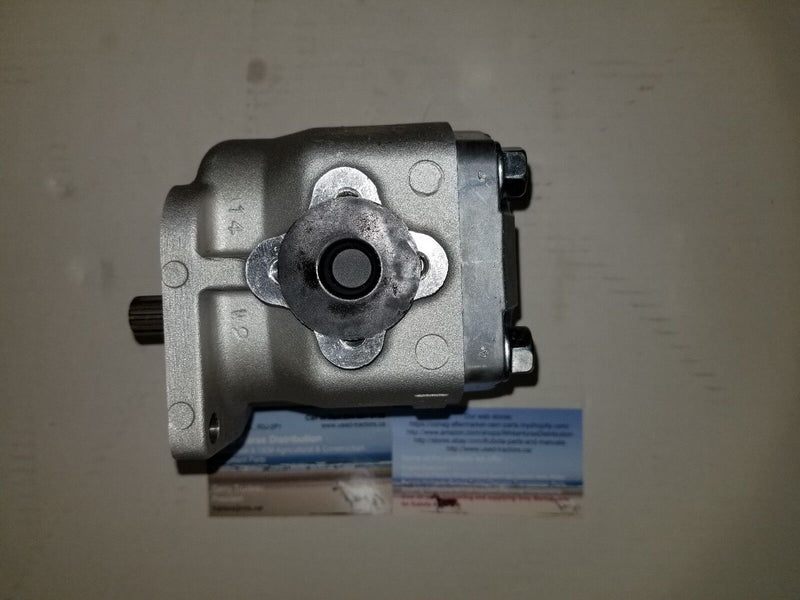 Load image into Gallery viewer, New Hydraulic Oil Pressure Pump Fits Kubota L1-205

