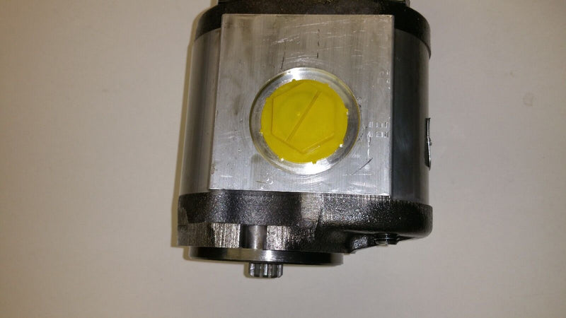 Load image into Gallery viewer, 6673911 New Hydraulic Gear Pump Bobcat T200, 863, 863 (G), 864, 873, 873 (G)
