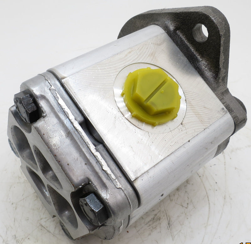 Load image into Gallery viewer, New Hydraulic Pump made to fit 753 Bobcat With 5/8&quot; 9 Tooth Shaft
