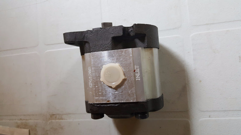 Load image into Gallery viewer, New Hydraulic Oil Pressure Pump Fits Kubota B8200
