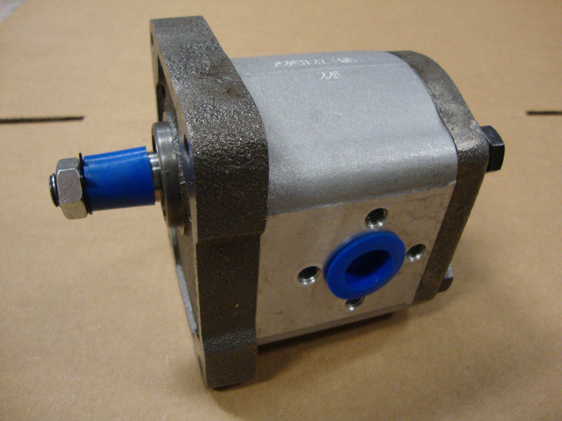 Load image into Gallery viewer, New Hydraulic Pump Fits Kubota  M7500 36500-82204
