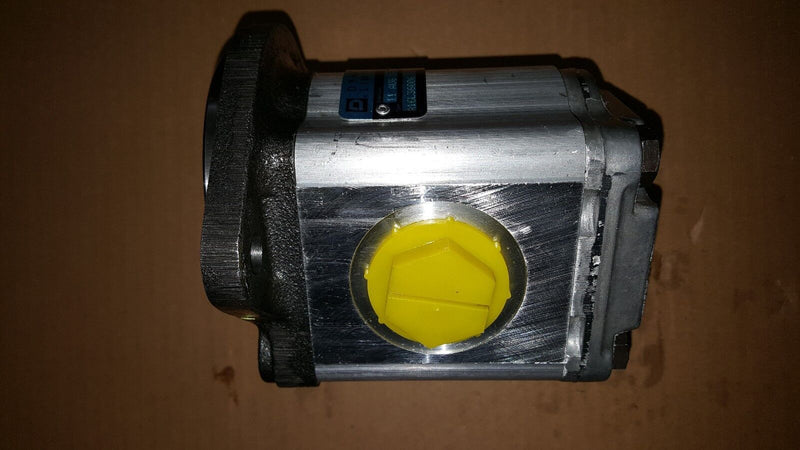 Load image into Gallery viewer, New Hydraulic Pump made to fit 753 Bobcat With 5/8&quot; 9 Tooth Shaft
