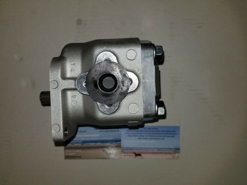 Load image into Gallery viewer, 31351-76100, 31351-76102 New Hydraulic Oil Pressure Pump Fits Kubota L2350DT
