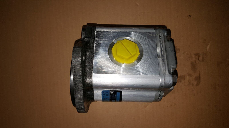 Load image into Gallery viewer, New Hydraulic Pump made to fit 753 Bobcat With 5/8&quot; 9 Tooth Shaft
